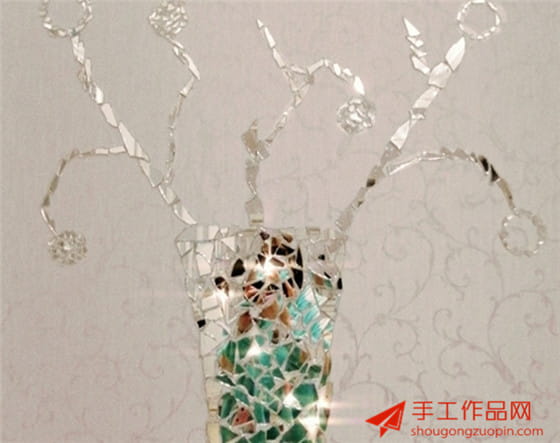 坏半身镜碎片创意改造成花瓶壁画