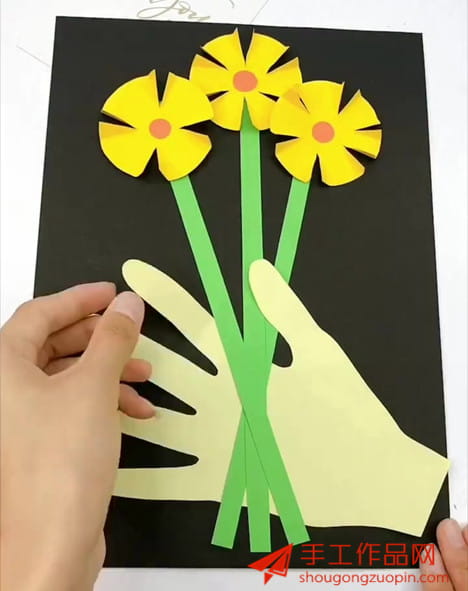 手工制作一款漂亮的手握鲜花剪贴画