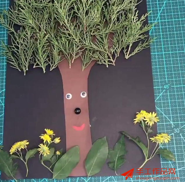 女儿手工树叶贴画制作想像中的树仙人